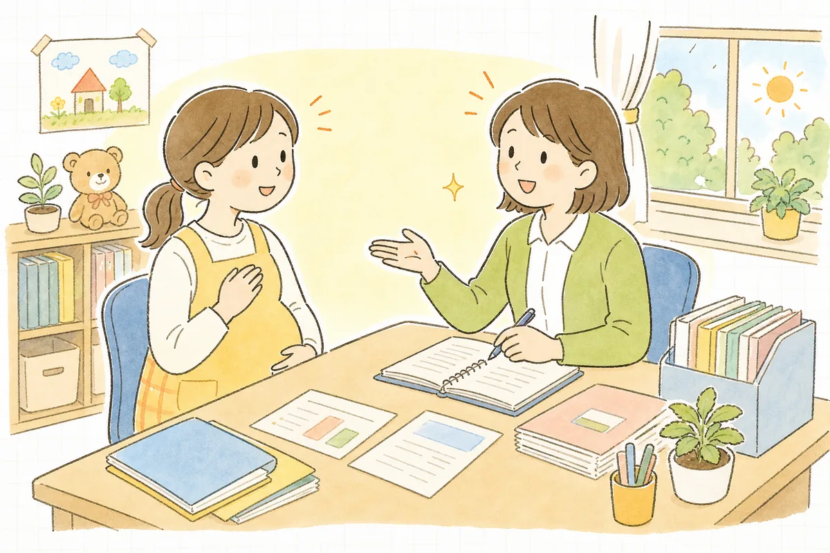 妊娠を報告した保育士と向き合い、産休・育休の手続きの流れをやさしく説明している保育園の事務担当者